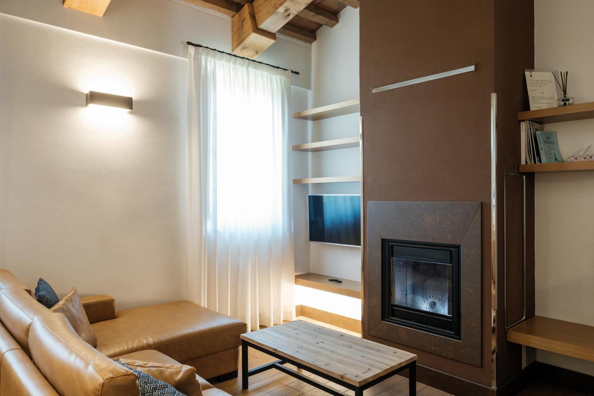 فندق ومنتجع فيلا تولومي فلورنس المظهر الخارجي الصورة A living room with a fireplace
