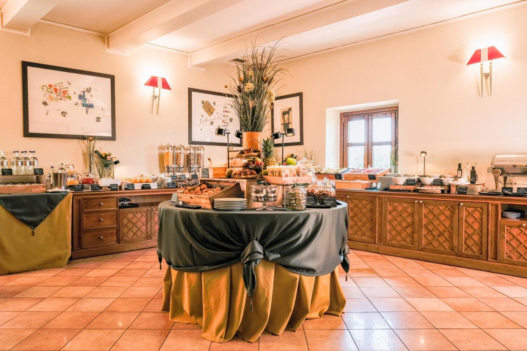فندق ومنتجع فيلا تولومي فلورنس المظهر الخارجي الصورة A buffet at a hotel