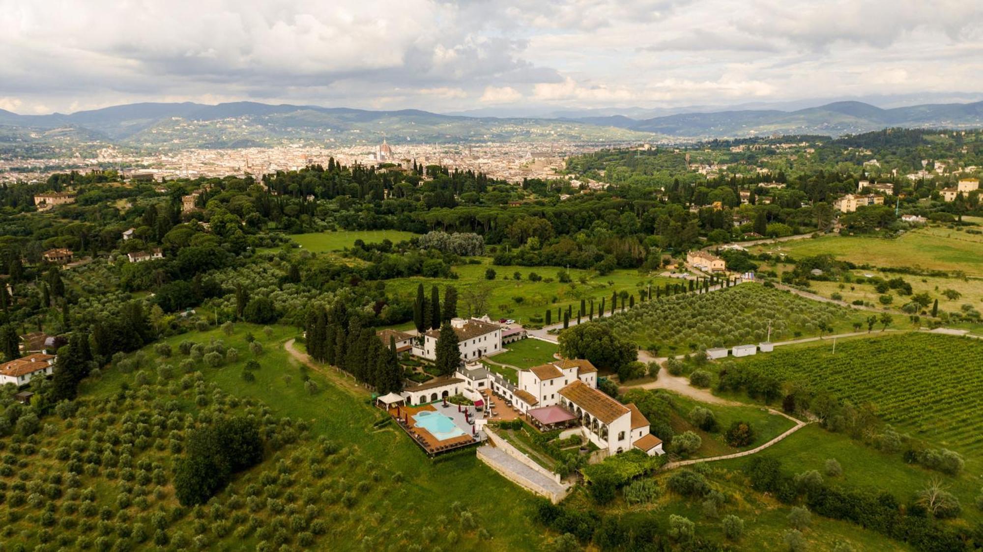 فندق ومنتجع فيلا تولومي فلورنس المظهر الخارجي الصورة Aerial view of the villa