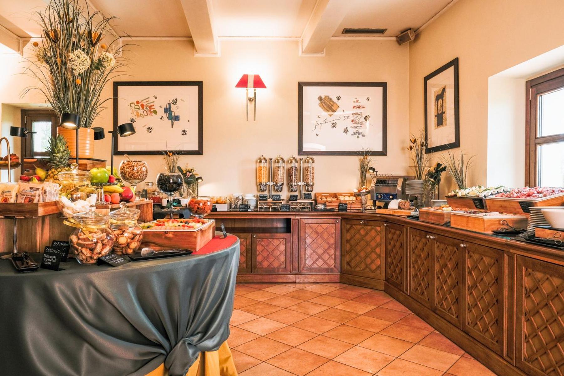 فندق ومنتجع فيلا تولومي فلورنس المظهر الخارجي الصورة A buffet at a hotel